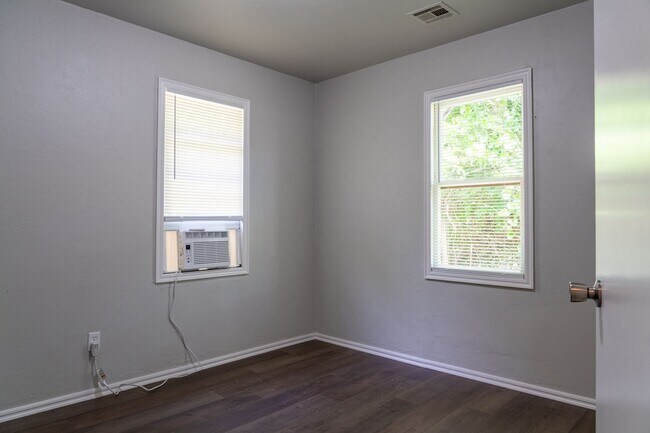 Building Photo - NEWLY RENOVATED 2 BEDROOM HOME!