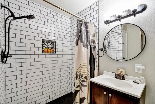 Foto del edificio - 319 E Courtland Pl