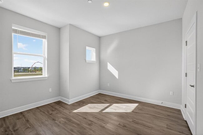 Foto del edificio - 213 Flowers Ave