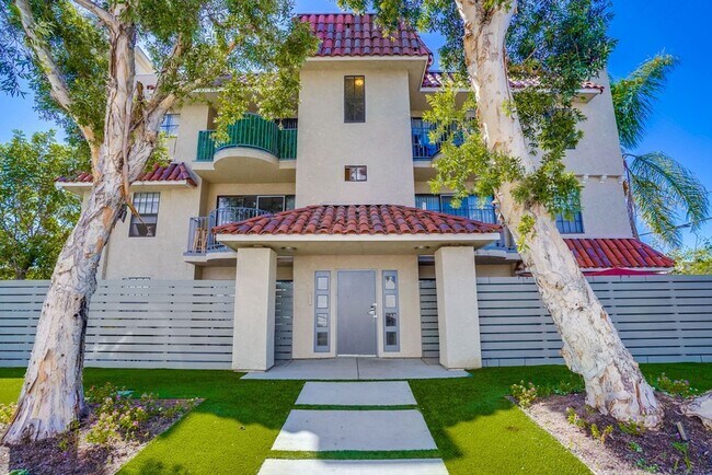 Building Photo - 3BD/2BA Apartment with Laundry In-Unit, Appliances, Tandem Parking & More!