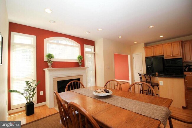 Foto del edificio - 4553 Fair Valley Dr