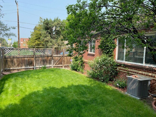 Building Photo - Wonderful Duplex Unit Close to Everything