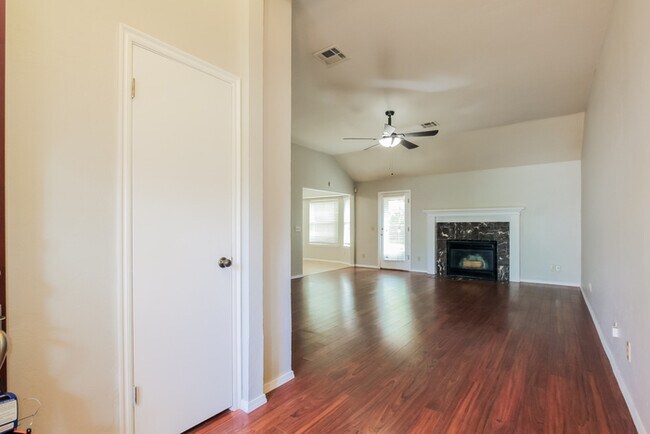 Foto del edificio - Beautiful 3 bed 2 bath home in quiet Edmon...