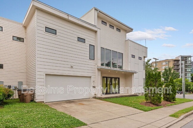 Building Photo - 807 13th Ave S