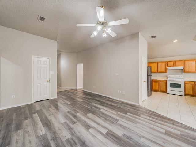 Foto del edificio - 1704 Cedar Tree Dr