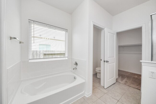 Building Photo - 4919 Fairwater Ct