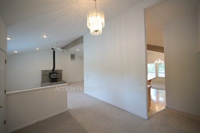 Foto del edificio - 3 bed 2.5 bath home in a private country setting, close to town. All new luxury vinyl plank floor...