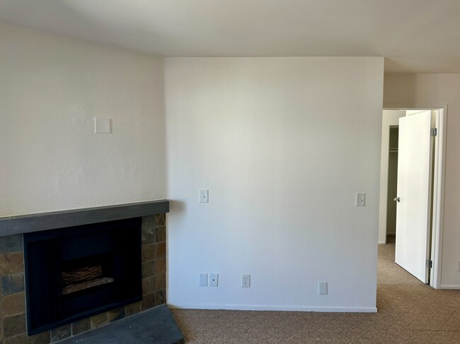 Foto del edificio - Beautiful Renovated 1 Bed/1 Bath Condo with Many Upgrades! Pool & Gym on Site! Central AC!