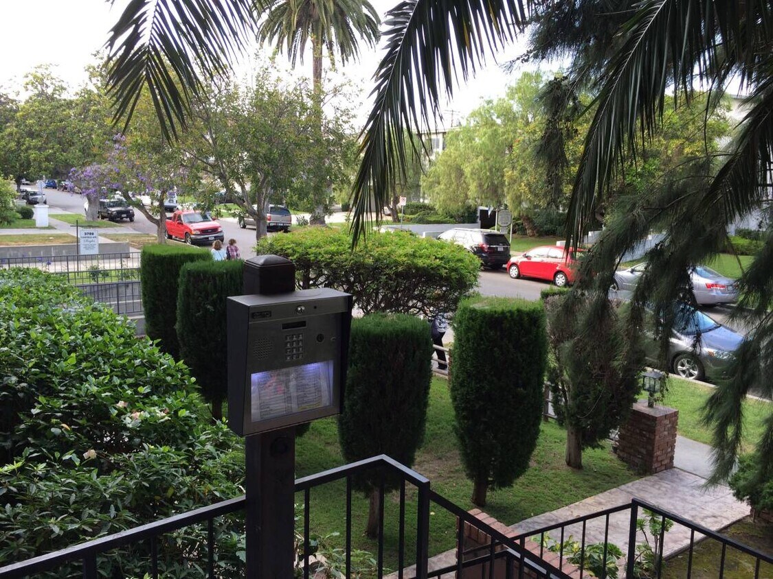 Exterior del edificio ~ DoorKing - 3775 S Canfield Ave