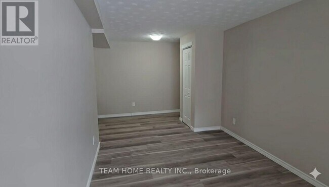 Photo du bâtiment - 104 Barber Ave N