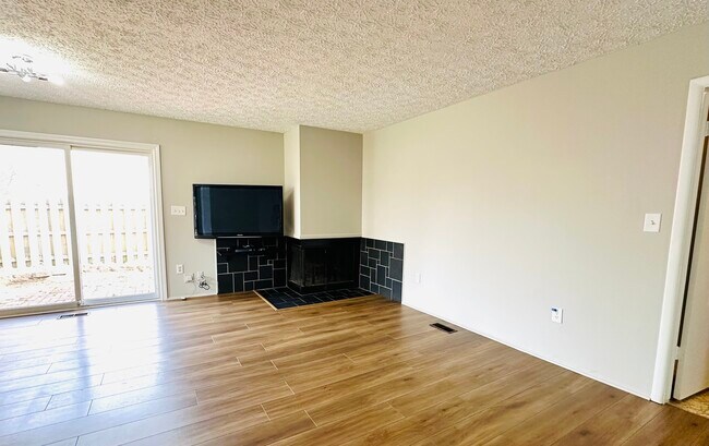 Foto del edificio - 537 Randall Dr