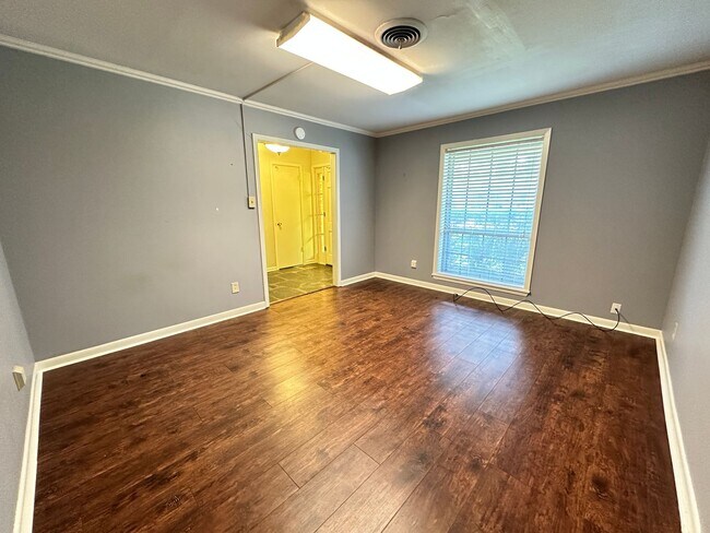 Building Photo - Large Home off Line Ave.....