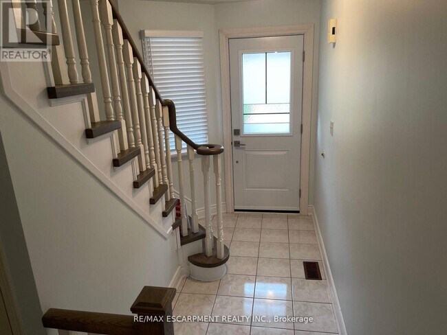 Building Photo - 455-455 Apache Ct