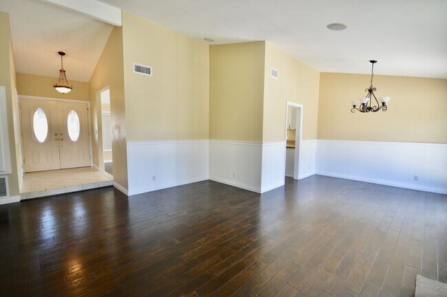 Building Photo - Beautiful 4 Bedroom Pool Home in Yorba Linda