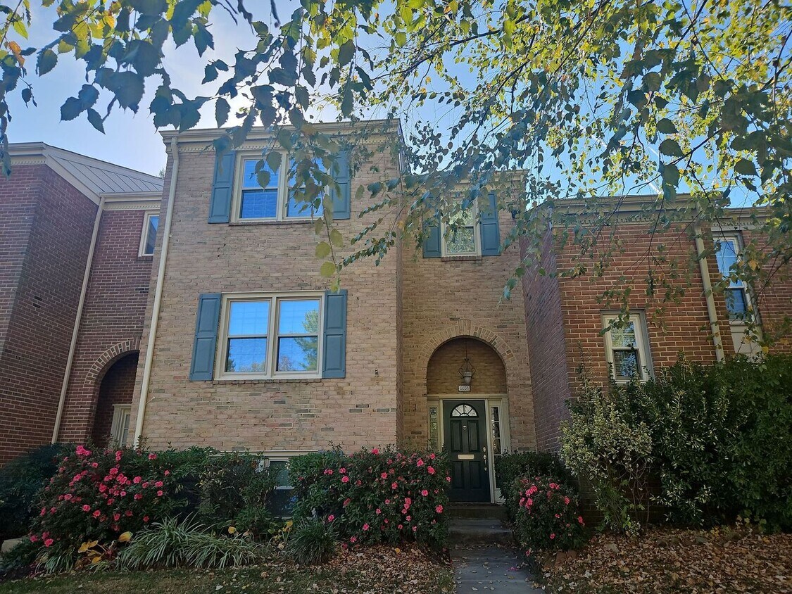 Primary Photo - Exquisite 3 Bed E.5 Bath Interior Brick To...