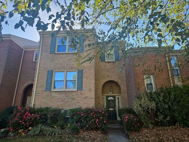 Exquisite 3 Bed E.5 Bath Interior Brick To... - Exquisite 3 Bed E.5 Bath Interior Brick To... House