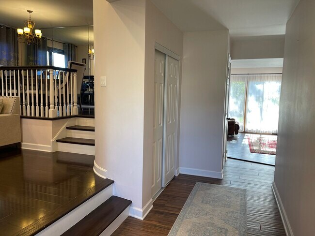 Foto del edificio - 1925 E Waverly Ln