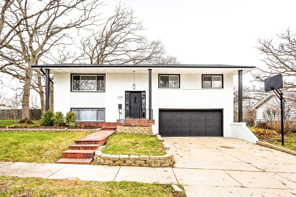 Primary Photo - 1034 Forest Ln