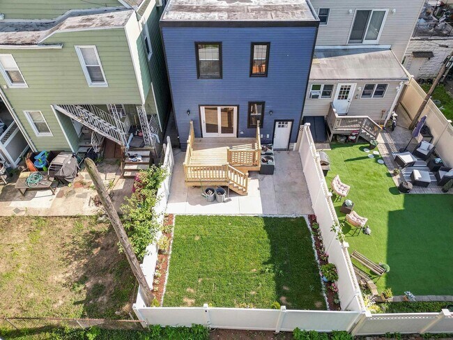 Foto del edificio - 133 W 4TH St