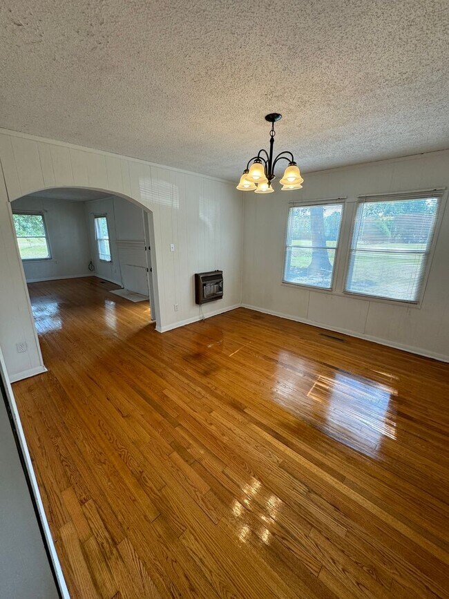 Building Photo - Adorable 2 bedroom farmhouse
