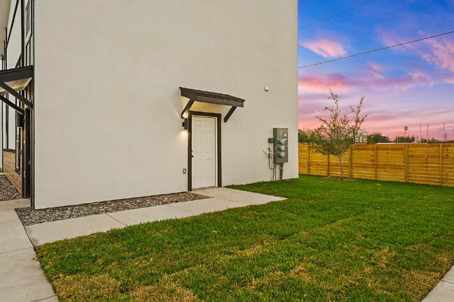 Building Photo - 819 Pleasantview Dr