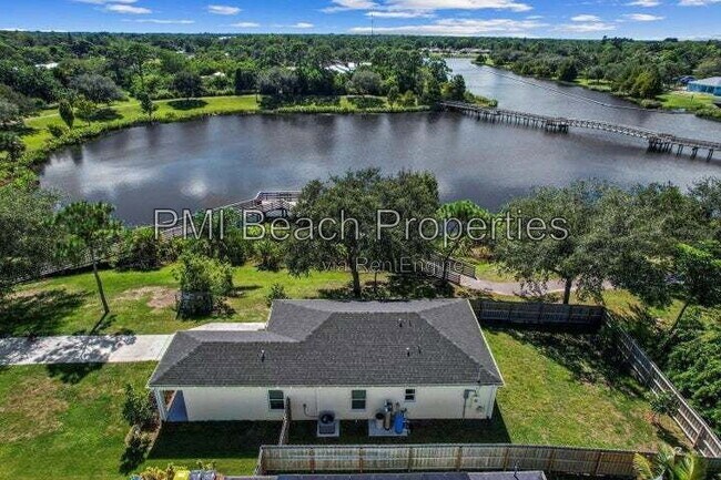 Building Photo - 5032 SE Flounder Ave