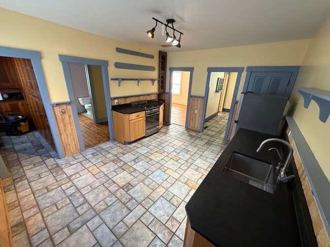 Building Photo - 127 Church Ave