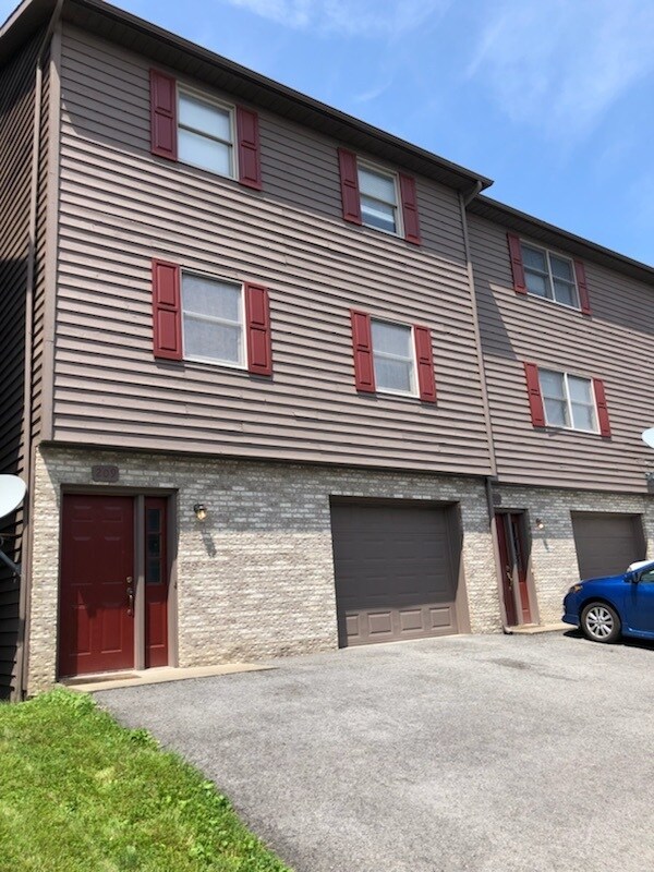 Primary Photo - 3 Bedroom, 2.5 bath Close to WVUH/Med Cent...