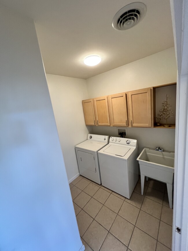 Building Photo - 1032 Villa Ct