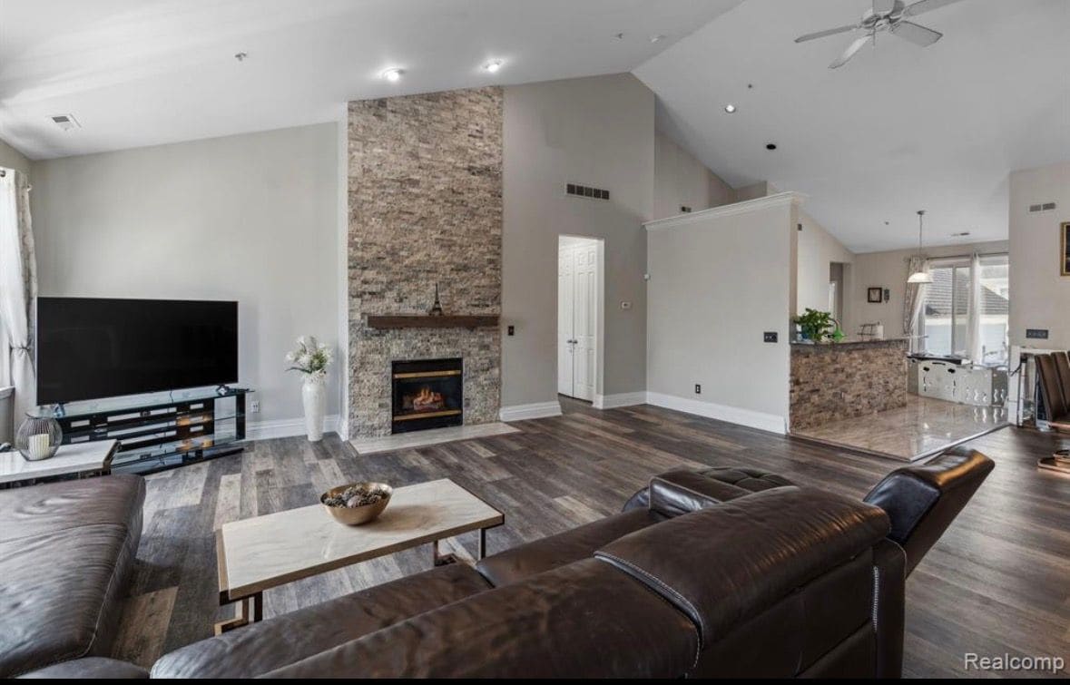 Building Photo - 370 Roosevelt St