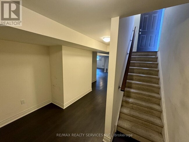 Building Photo - 203 Sussexvale Dr