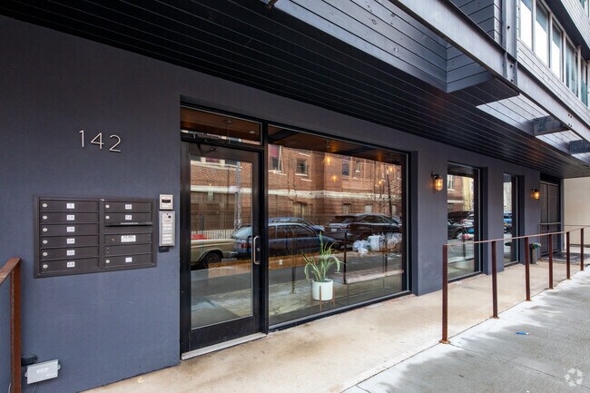 Entrance - 140-142 N 1st St