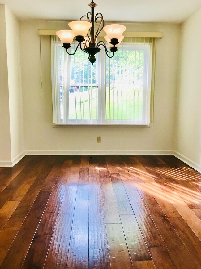 Foto del edificio - Beautiful 3-Bed/2.5-Bath Townhome in Aston...