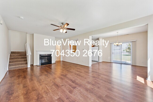 Foto del edificio - Beutiful 3 bed 2.5 bath with open area