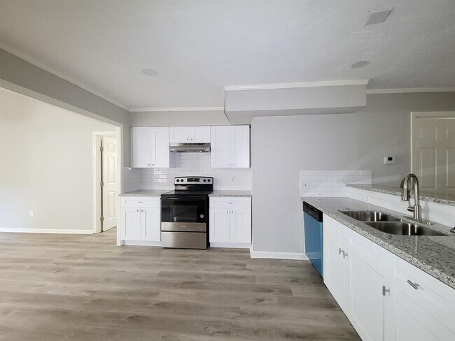 Building Photo - 405 Silver River Dr