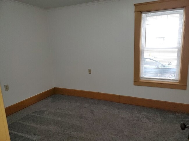 Building Photo - Spacious 3 Bedroom First Floor Webster Mas...