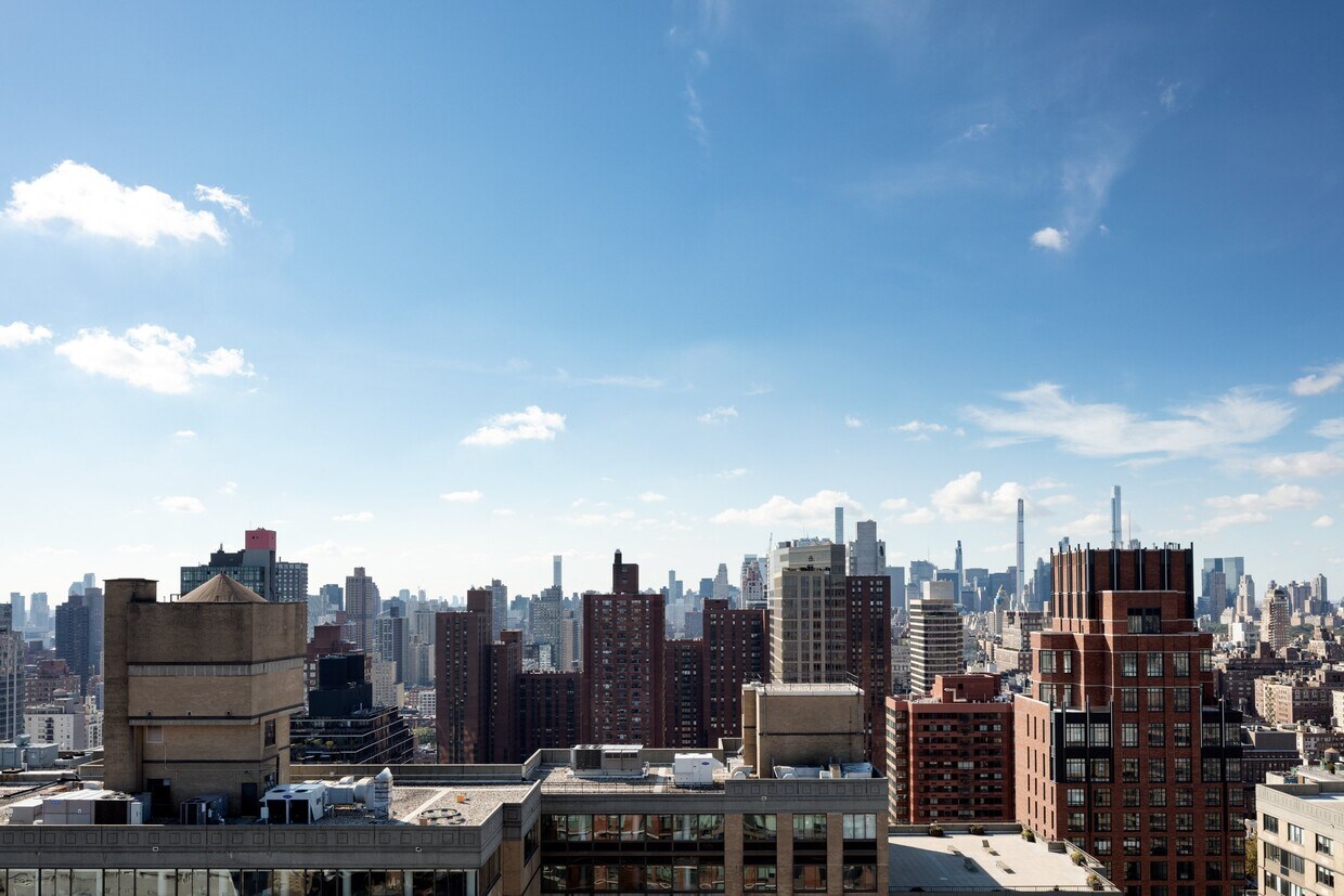 Foto principal - 215 E 96th St