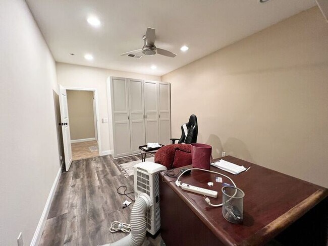 Building Photo - New Listing!