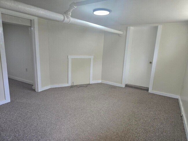 Building Photo - 440 W Foster Ave