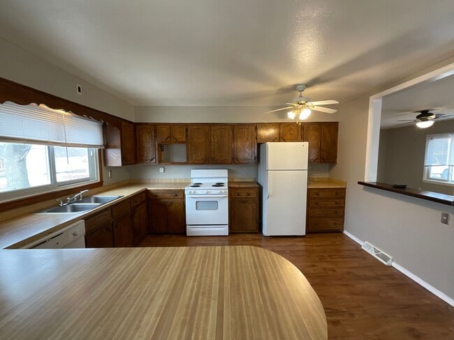 Building Photo - COMING SOON: Nice and Open 3 Bed 1 Bath Ho...
