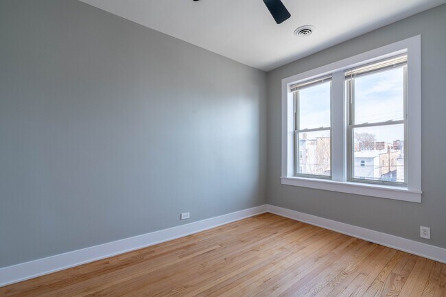 Foto del edificio - 6239 N Western Ave