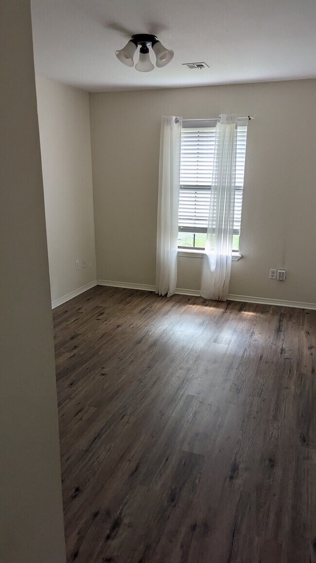 Foto del edificio - 809 E Eastview Dr