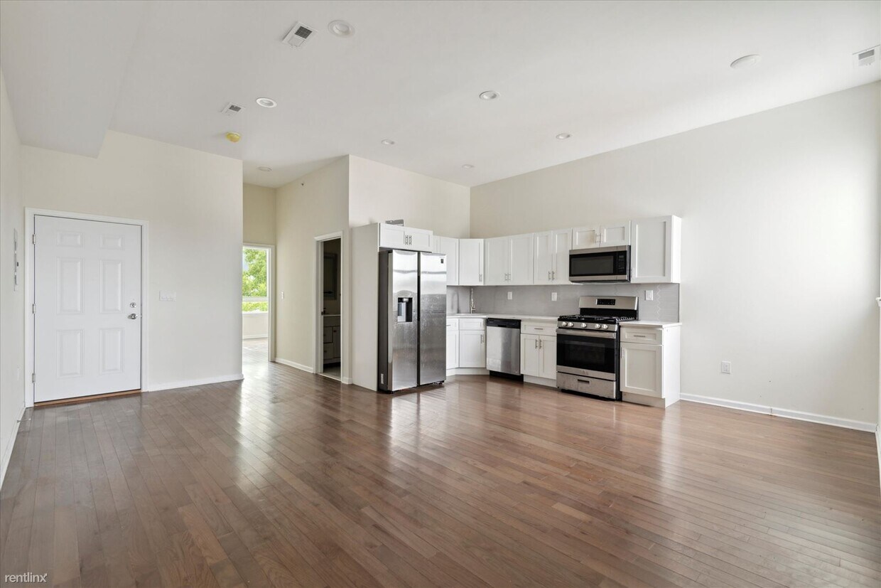 Primary Photo - 2 br, 2 bath Triplex - 2133 Master Street B
