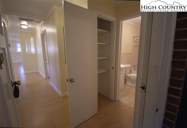 Building Photo - 412 BackStreet