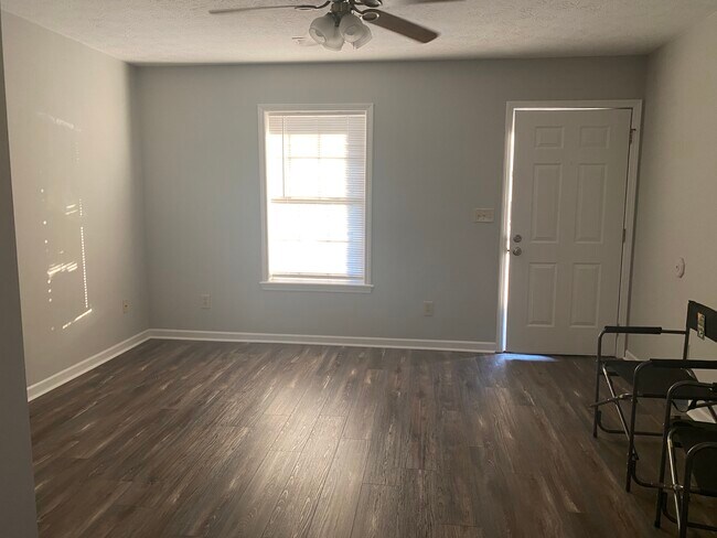 Sala de estar - 1030 Jim Fox Rd