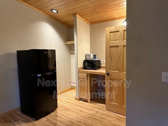 Building Photo - 1263 US-2