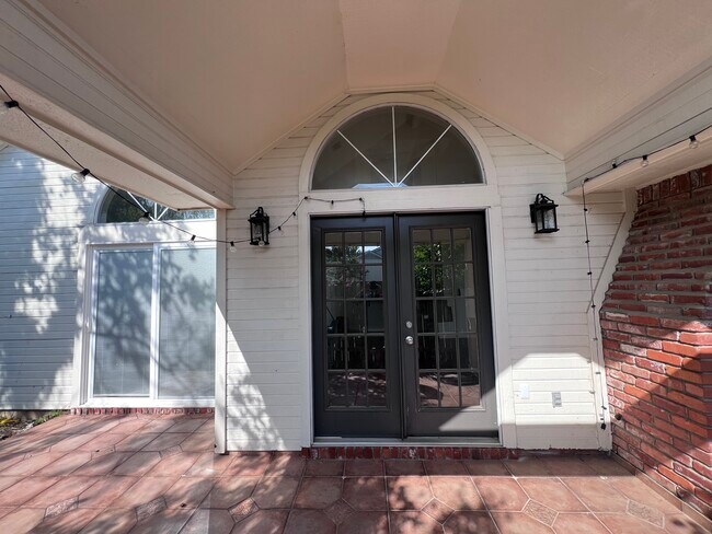 Building Photo - 529 Stratmore Dr