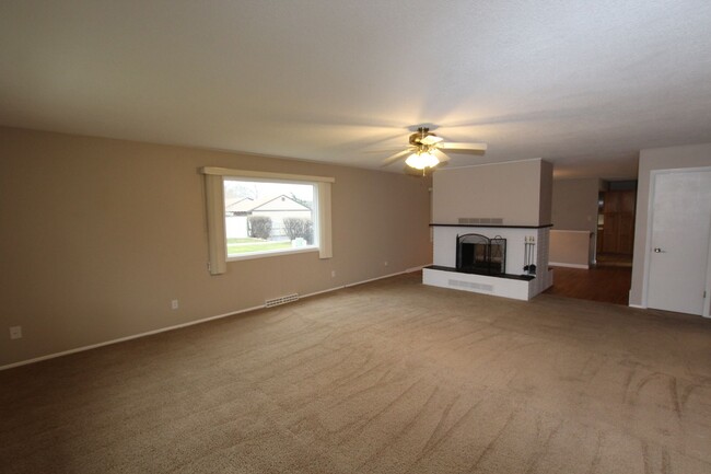 Building Photo - Devonshire Condo For Lease - One Block fro...
