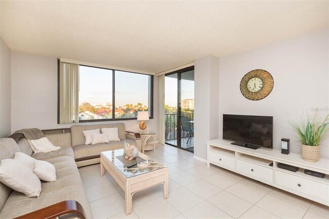 Foto del edificio - 6357 Bahia Del Mar Blvd S