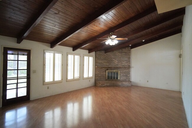 Building Photo - Lovely Home in Haggin Oaks!